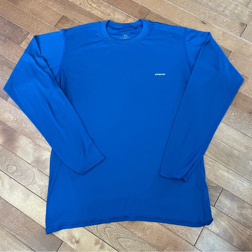 women’s size medium blue long sleeve patagonia shirt!